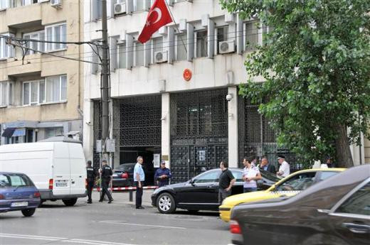 İntikam için Türk elçiliğine saldırdı