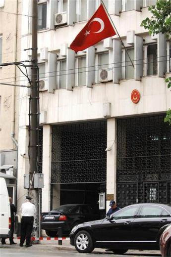 İntikam için Türk elçiliğine saldırdı