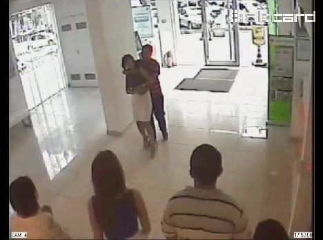 Banka müdürünü böyle rehin aldı