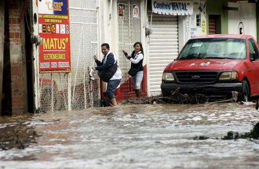 Meksika Manuel Kasırgasına teslim oldu