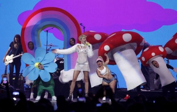 Miley Cyrus akıllanmıyor