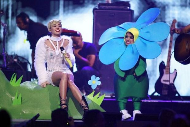 Miley Cyrus akıllanmıyor