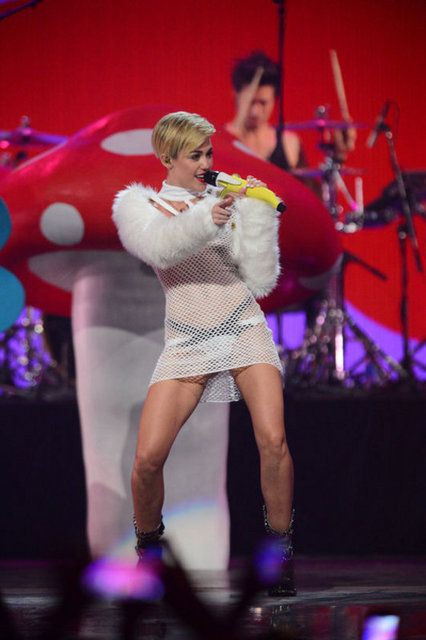 Miley Cyrus akıllanmıyor