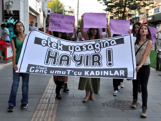 Kız ve erkek öğrencilerden ´etek´ protestosu