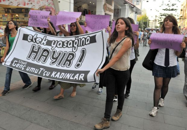 Kız ve erkek öğrencilerden ´etek´ protestosu