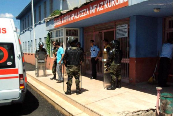 18 PKKlı cezaevinden firar etti