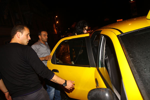 Arabayla geldi, taksiyle döndü
