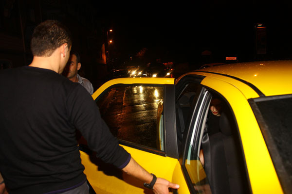 Arabayla geldi, taksiyle döndü