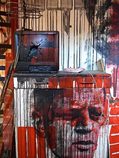 Graffiti sanatçıları binayı şenlendirdi