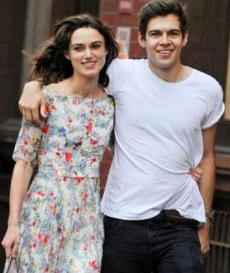 Keira Knightley evini sattı