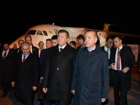 Erdoğan Antonov-158 tipi uçağı inceledi