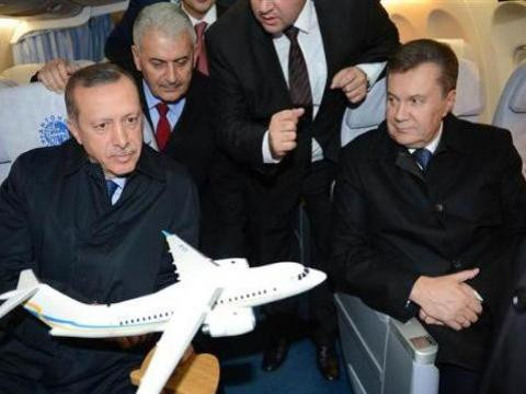 Erdoğan Antonov-158 tipi uçağı inceledi