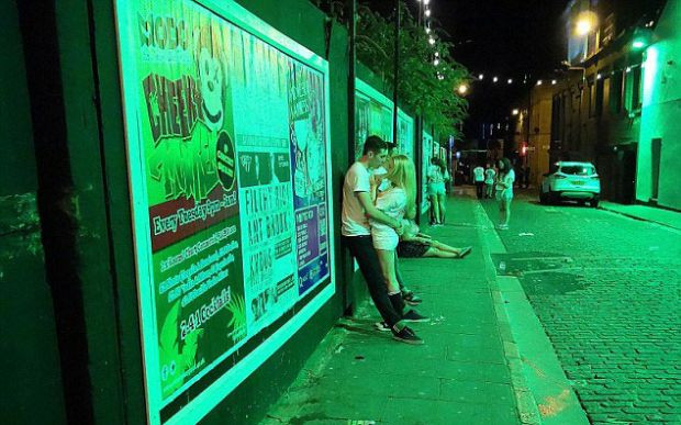 İngiliz gençleri eğlencenin suyunu çıkardı