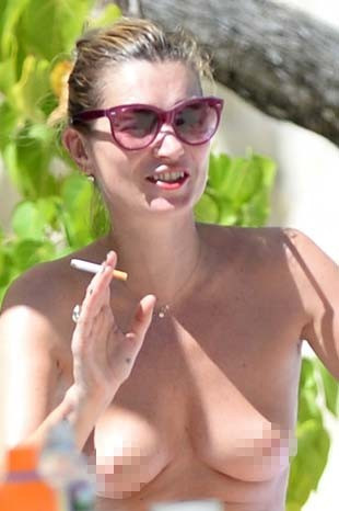Kate Moss Sezonu Üstsüz Kapadı!