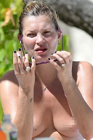 Kate Moss Sezonu Üstsüz Kapadı!