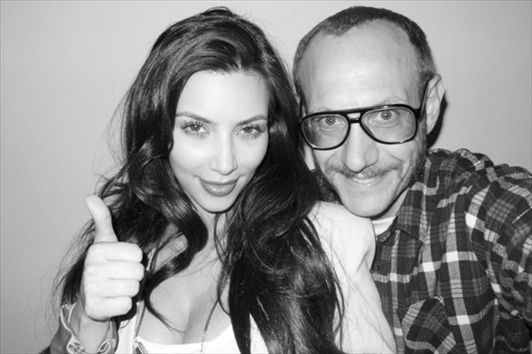 Kim Kardashianı fotoğraf çekiminin kamera arka
