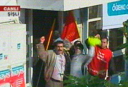 Polisten işçilere sendika kapısında müdahale