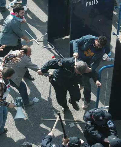 Polise davul tokmağıyla dayak!
