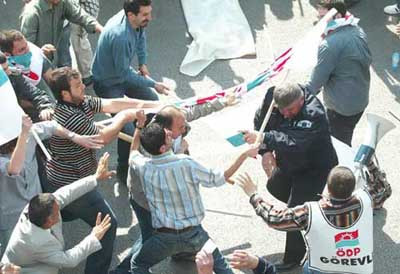Polise davul tokmağıyla dayak!