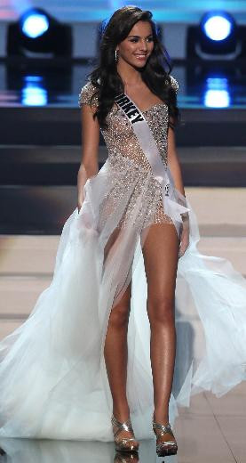 Miss Universe ün finalistleri jüri karşısında