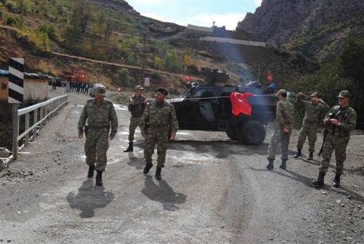 Dağlıcada komutanlar düğün konvoyunun önünü kesti