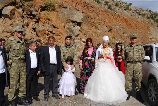 Dağlıcada komutanlar düğün konvoyunun önünü kesti