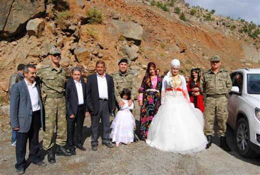 Dağlıcada komutanlar düğün konvoyunun önünü kesti