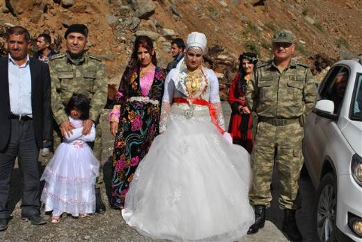 Dağlıcada komutanlar düğün konvoyunun önünü kesti