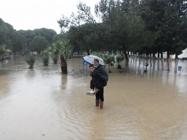İzmirde caddeler suyla doldu
