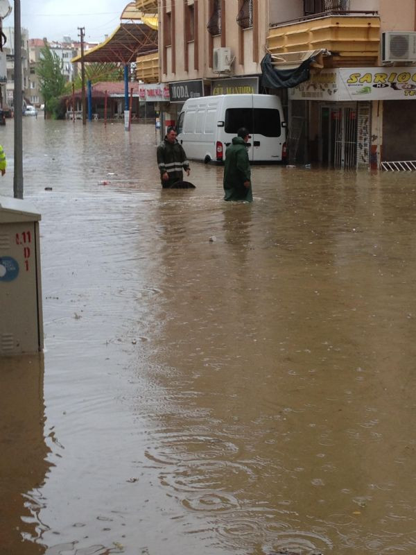 İzmirde caddeler suyla doldu