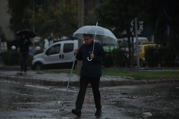 İzmirde caddeler suyla doldu
