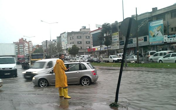 İzmirde caddeler suyla doldu