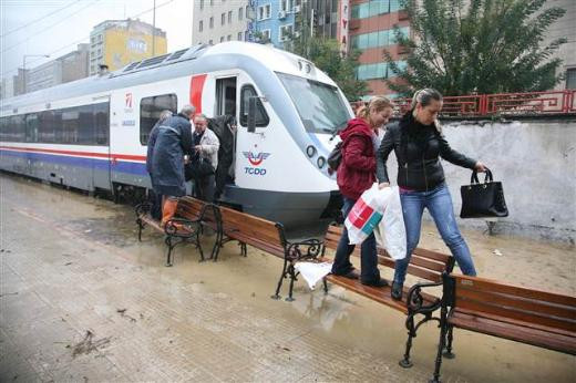 İzmirde yağmur ulaşımı durdurdu