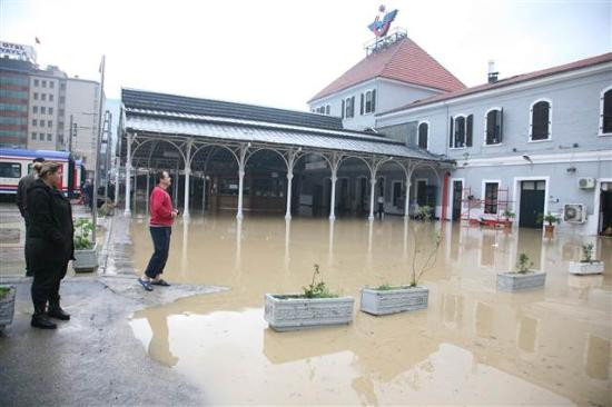 İzmirde yağmur ulaşımı durdurdu