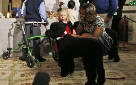 Michelle Obama’nın köpeği küçük kızı yere düşürdü