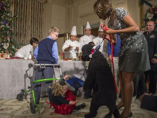 Michelle Obama’nın köpeği küçük kızı yere düşürdü