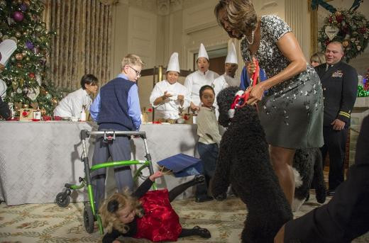 Michelle Obama’nın köpeği küçük kızı yere düşürdü