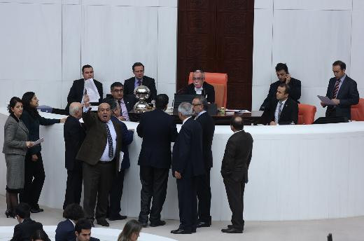MHPliler ve BDPliler yumruk yumruğa tartıştı