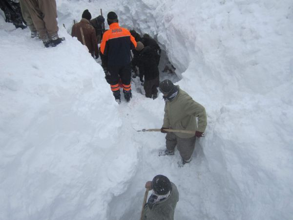 Çığ altında kalan İranlıların cesetlerine ulaşıldı