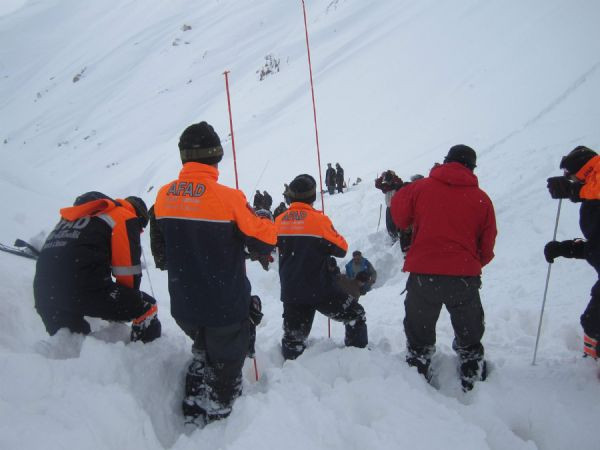 Çığ altında kalan İranlıların cesetlerine ulaşıldı