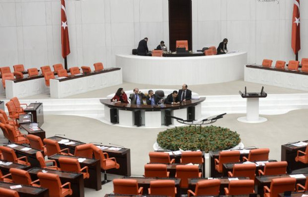 HDP milletvekilleri geceyi Mecliste geçirdi!