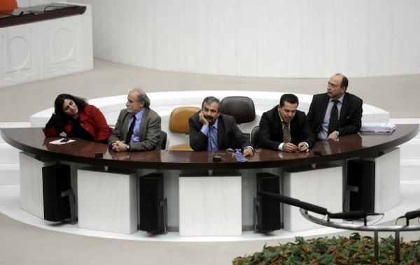 HDP milletvekilleri geceyi Mecliste geçirdi!