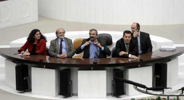 HDP milletvekilleri geceyi Mecliste geçirdi!