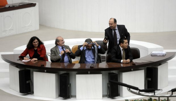 HDP milletvekilleri geceyi Mecliste geçirdi!
