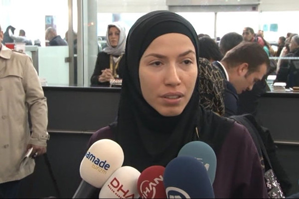 Ünlü sanatçılar umreye gitti