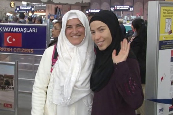 Ünlü sanatçılar umreye gitti
