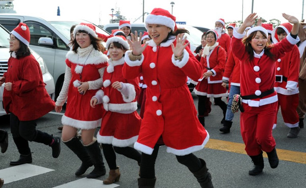 Fukuşimadan kurtarılanlara Noel Baba sürprizi