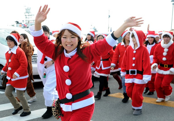 Fukuşimadan kurtarılanlara Noel Baba sürprizi