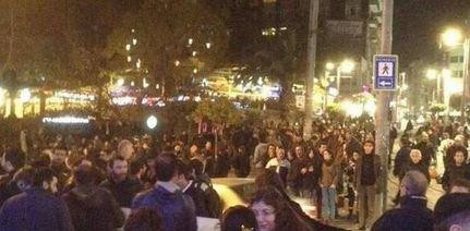 Yolsuzluk iddialarına karşı halk sokağa döküldü