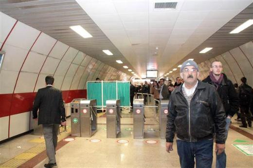Taksim metrosunda dedektör dehşeti